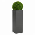 Fioriera alta quadrata nera in acciaio con sfera artificiale verde 30 x 30 x 120 cm